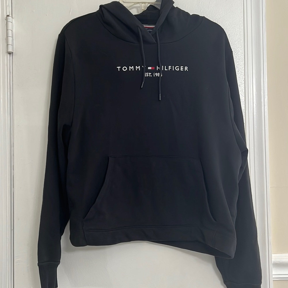 Black crop hoodie